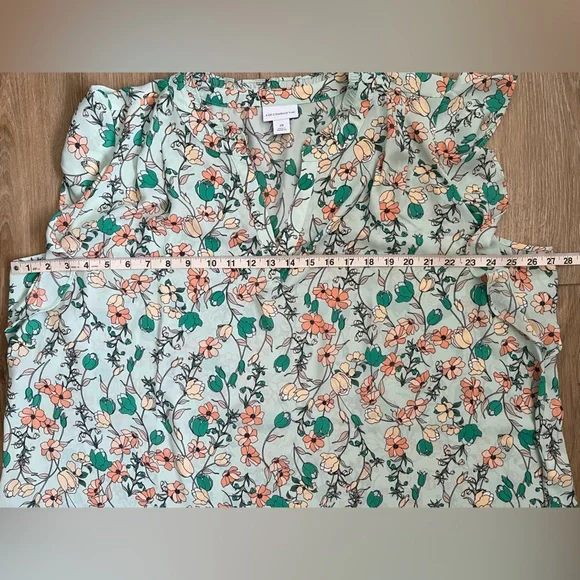 LIZ CLAIBORNE Split Crew Neck Sleeveless Blouse EUC - Picture 6 of 9